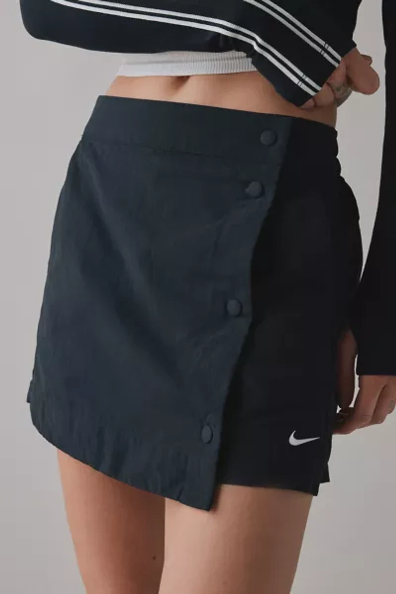 Nike Sportswear Essentials Woven Mid-Rise 3” Skort