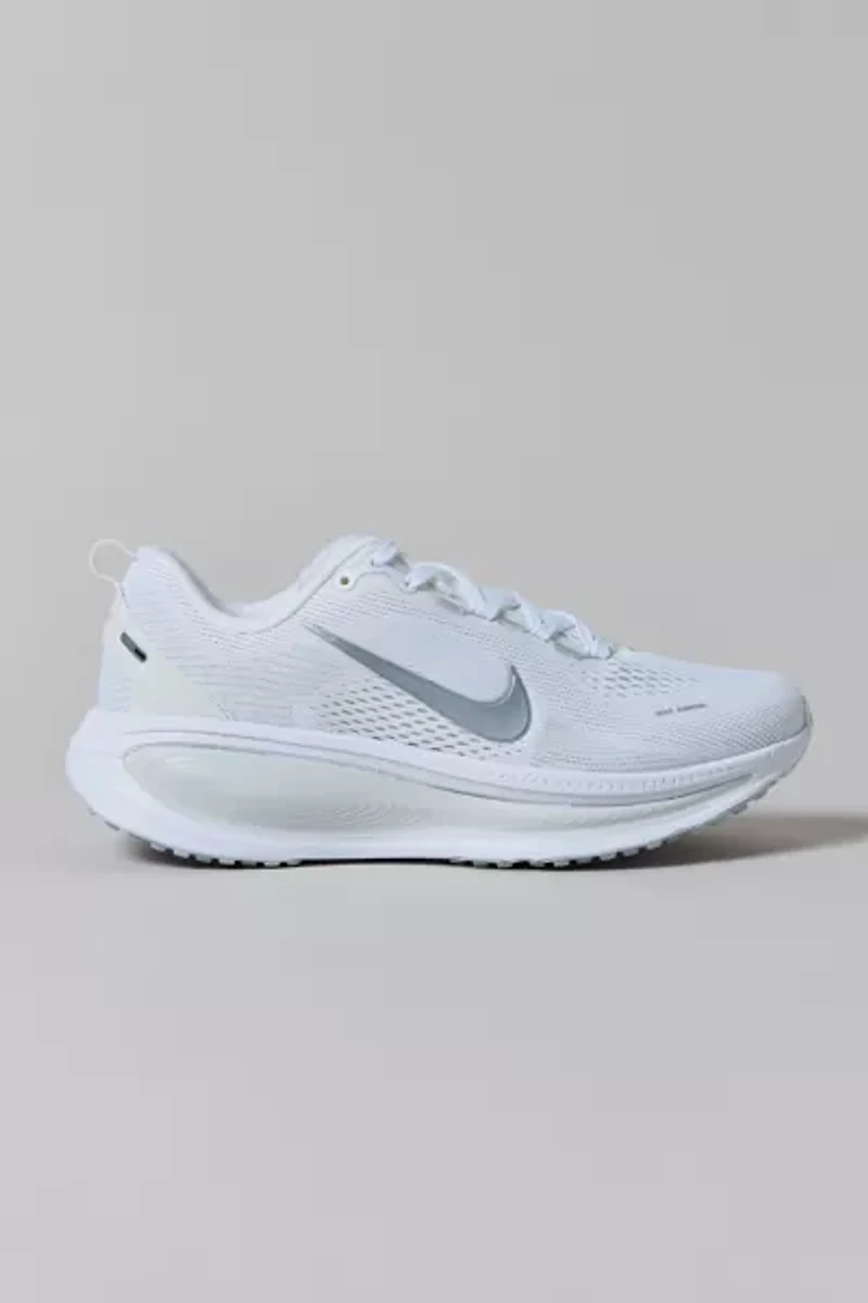 Nike Women's Vomero 18 Sneaker