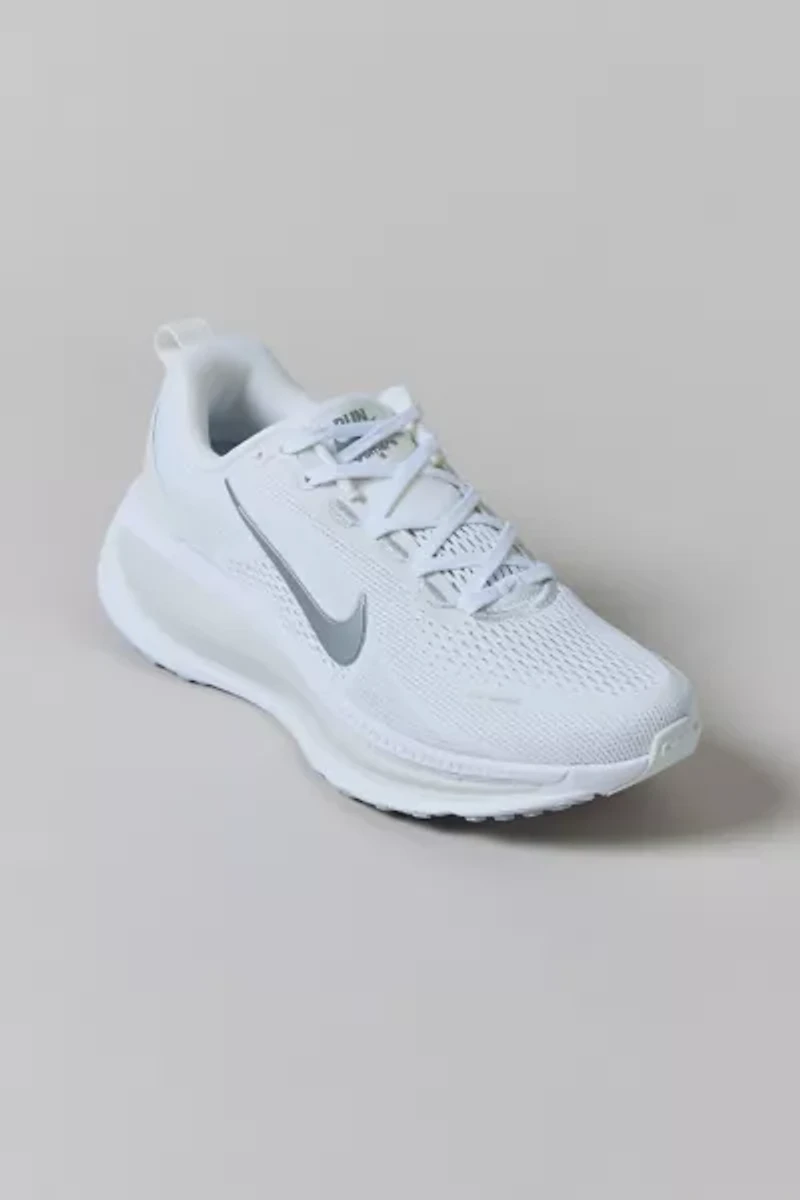 Nike Women's Vomero 18 Sneaker