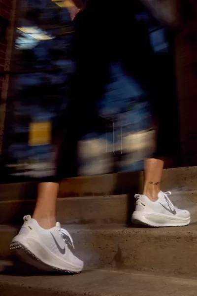 Nike Women's Vomero 18 Sneaker