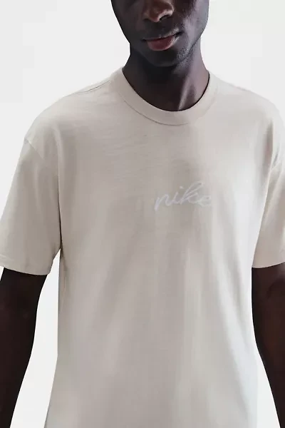 Nike Sportswear Premium Essential Logo Tee