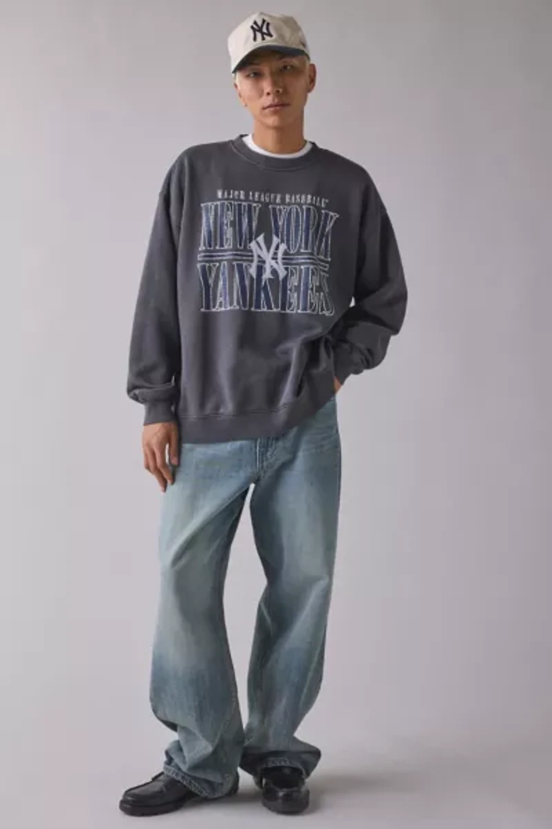 Mitchell & Ness MLB New York Yankees Downtown Graphic Crew Neck Sweatshirt