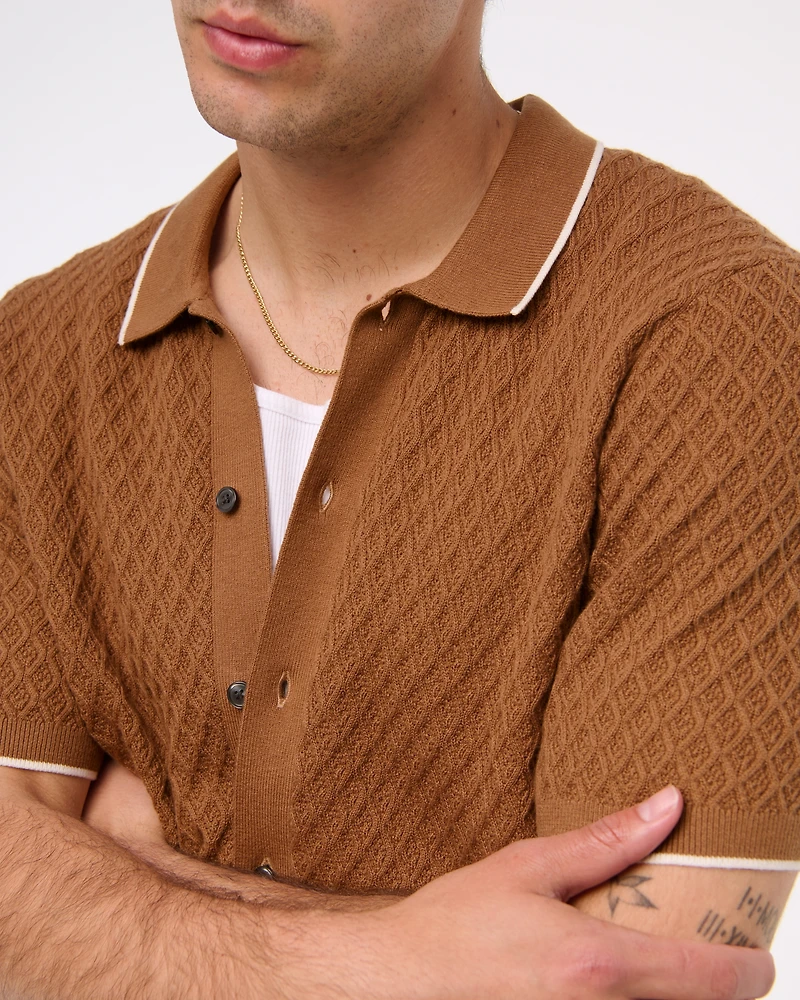 Polo estilo suéter abotonado con pespuntes de diamantes