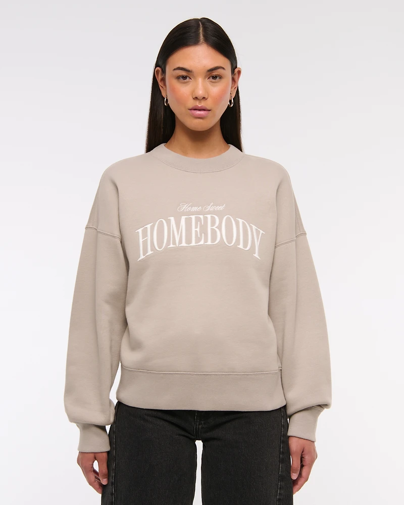 Sudadera clásica Sunday de cuello redondo con estampa Homebody