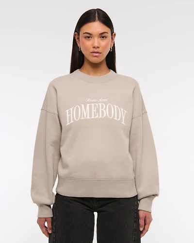 Sudadera clásica Sunday de cuello redondo con estampa Homebody