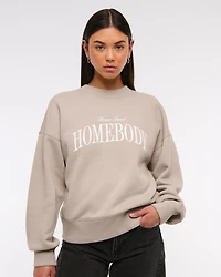 Sudadera clásica Sunday de cuello redondo con estampa Homebody