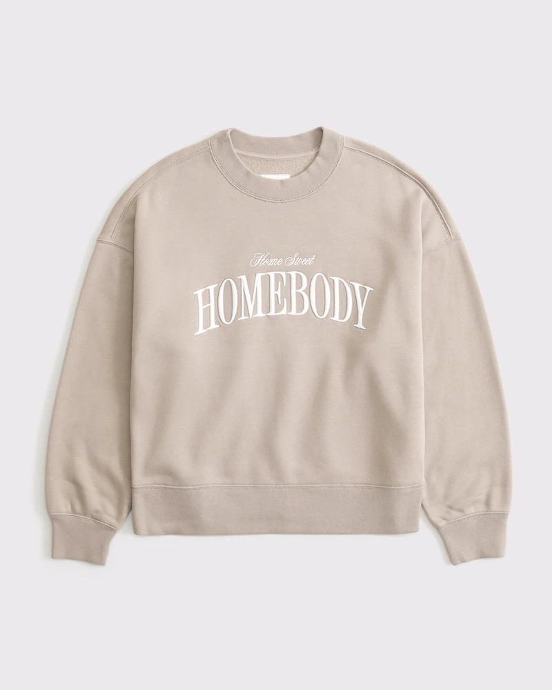 Sudadera clásica Sunday de cuello redondo con estampa Homebody