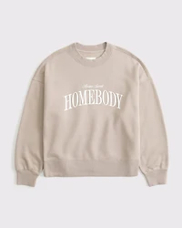 Sudadera clásica Sunday de cuello redondo con estampa Homebody