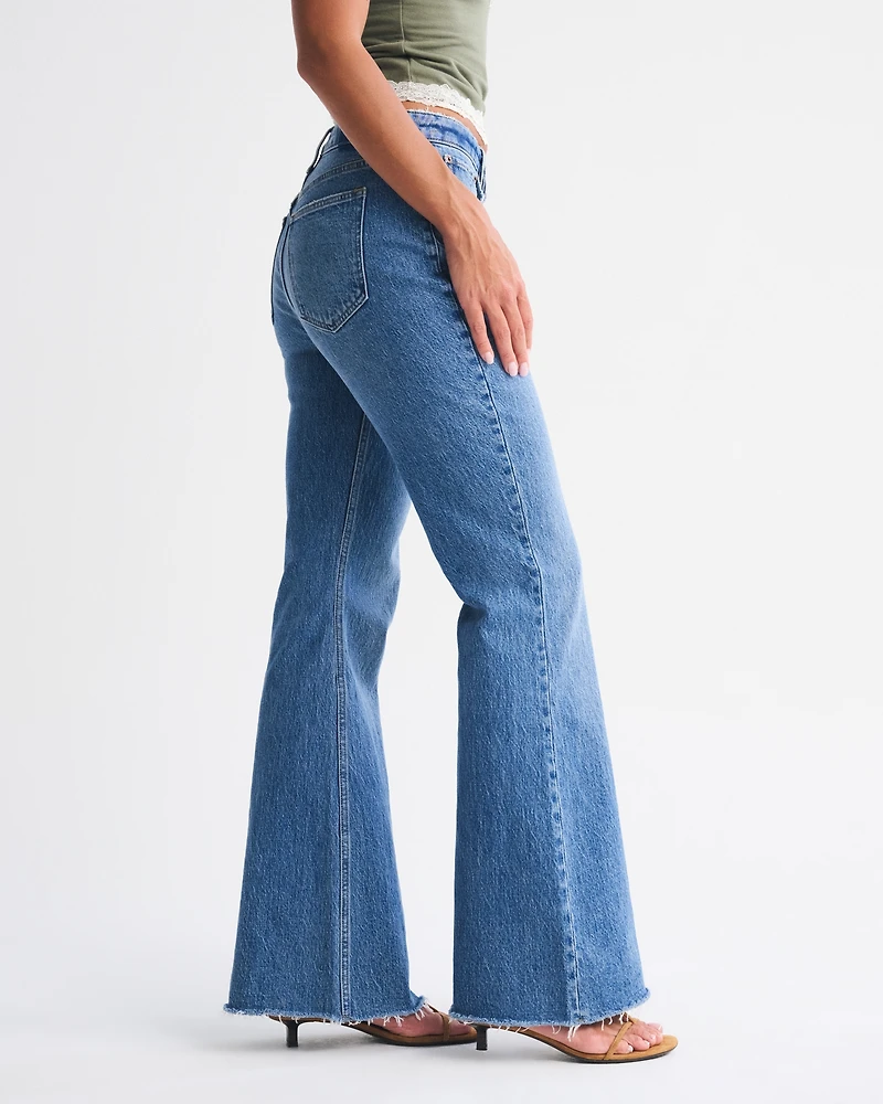 Jeans acampanados Curve Love tiro alto