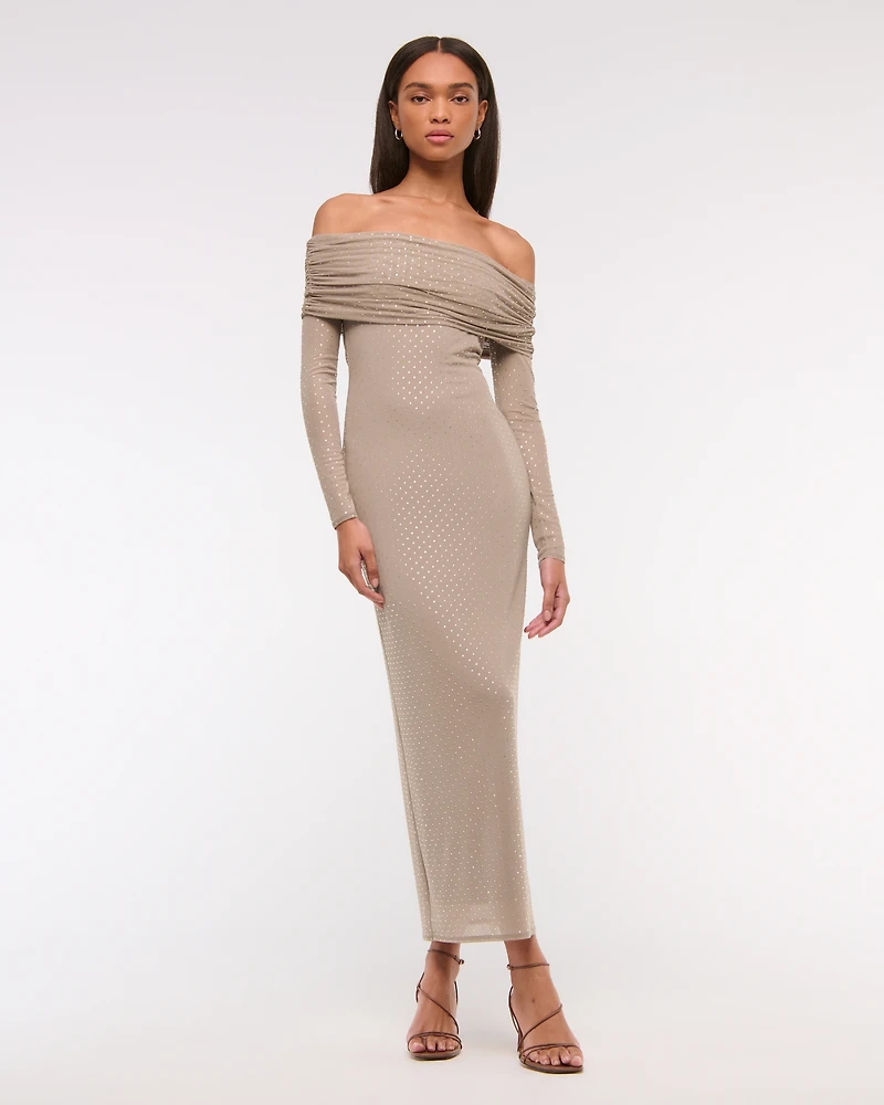 Vestido largo con hombros descubiertos y pedrería