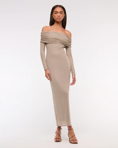Vestido largo con hombros descubiertos y pedrería