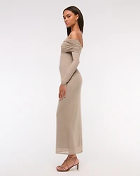 Vestido largo con hombros descubiertos y pedrería