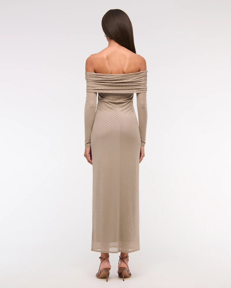 Vestido largo con hombros descubiertos y pedrería