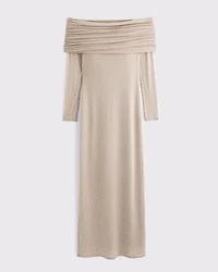 Vestido largo con hombros descubiertos y pedrería