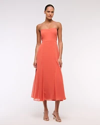 Vestido de largo medio godet sin tirantes A&F Camille