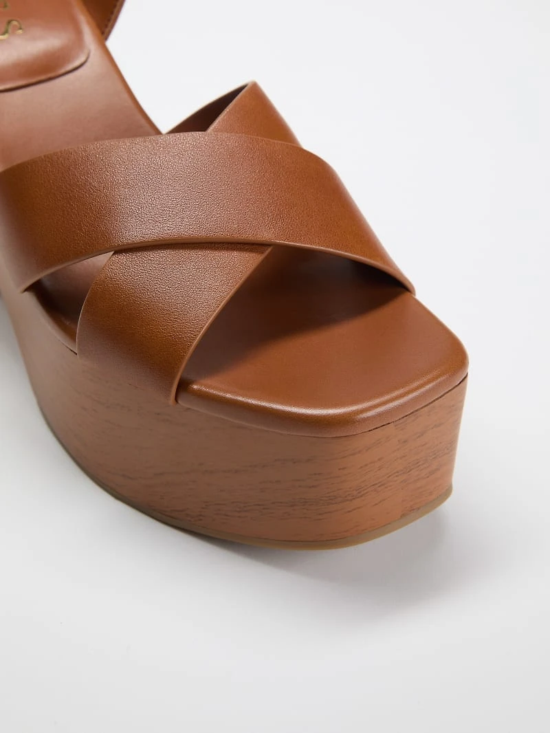 Qeelin Faux leather sandals