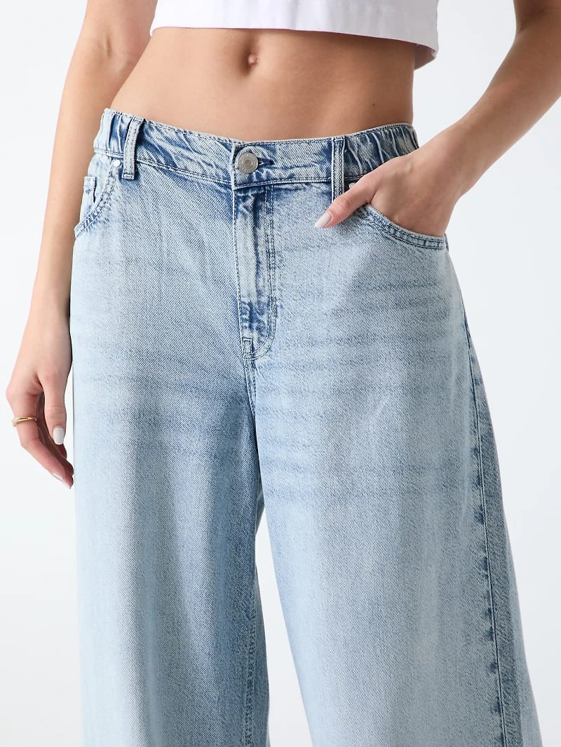 Loose-leg jeans