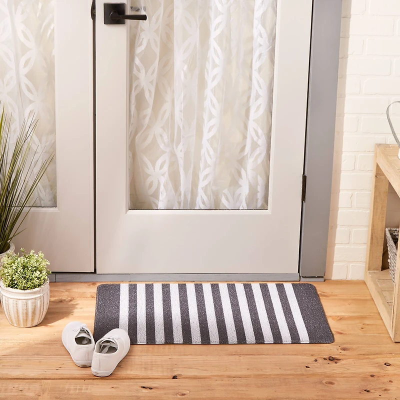 DII® Black & White Stripe Tufted Mat