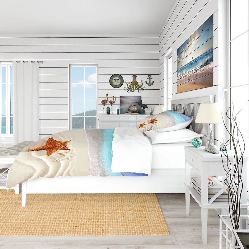 Designart 'Brown Starfish on Caribbean Beach' Beach Bedding Set