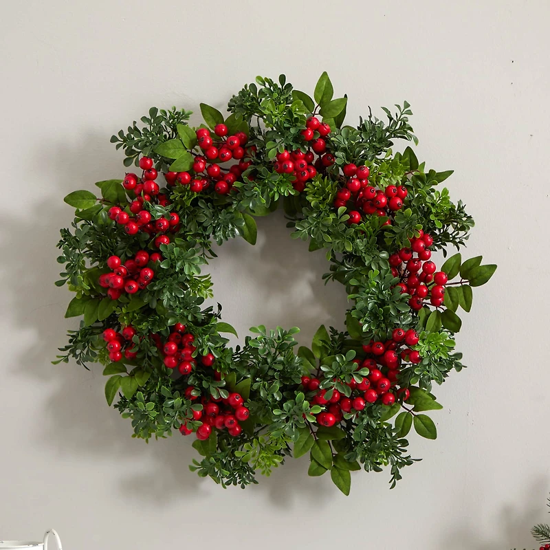 24" Berry Boxwood Wreath