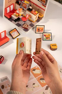 Rolife® Super Creator Yum Yum Burgers DIY Miniature Kit