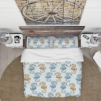 Designart 'Sea horse couple in deep sea' Coastal Bedding Set