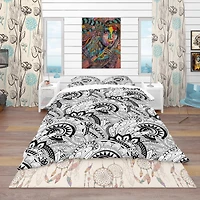 Designart 'Monochrome Abstract Floral Pattern' Bohemian & Eclectic Bedding Set