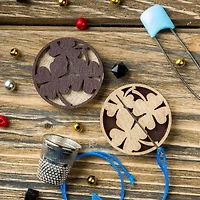 Wonderland Crafts Four-Leaf Clover Double-Sided Magnetic Needle Holder