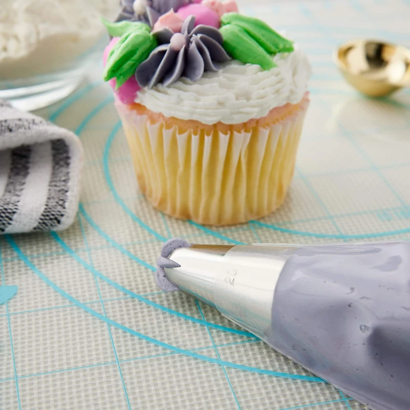 Drop Flower Decorating Tip No. 2D by Celebrate It™