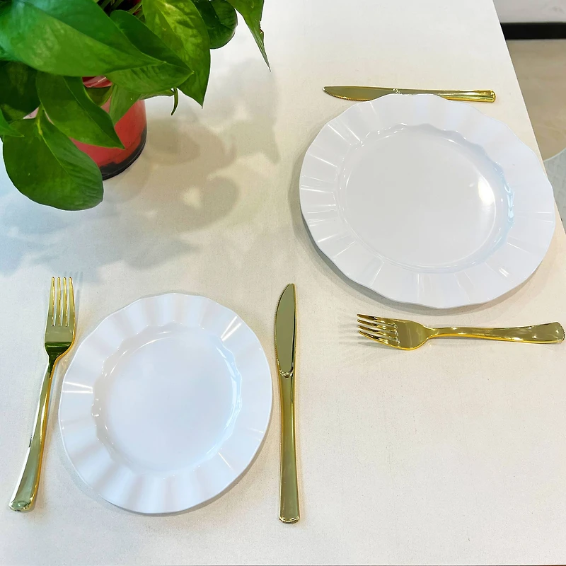 7" & 10" Wavy Rim Plastic Plates