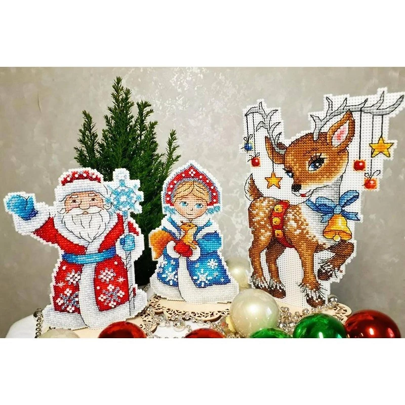 MP Studia Christmas Helper Plastic Canvas Counted Cross Stitch Kit