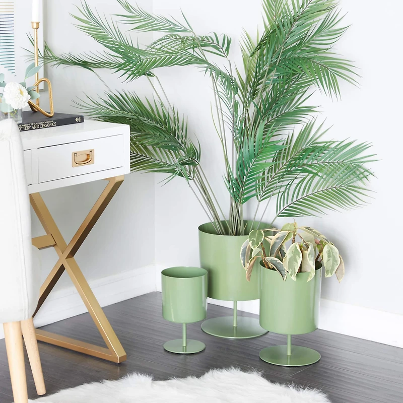 The Novogratz Green Modern Metal Planter Set