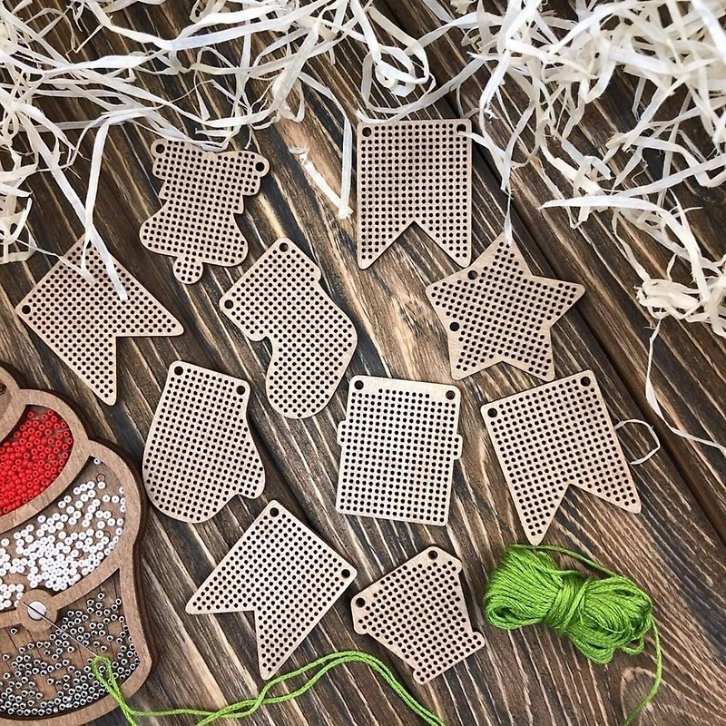 Wonderland Crafts 20 Piece Christmas Wooden Embroidery Blanks