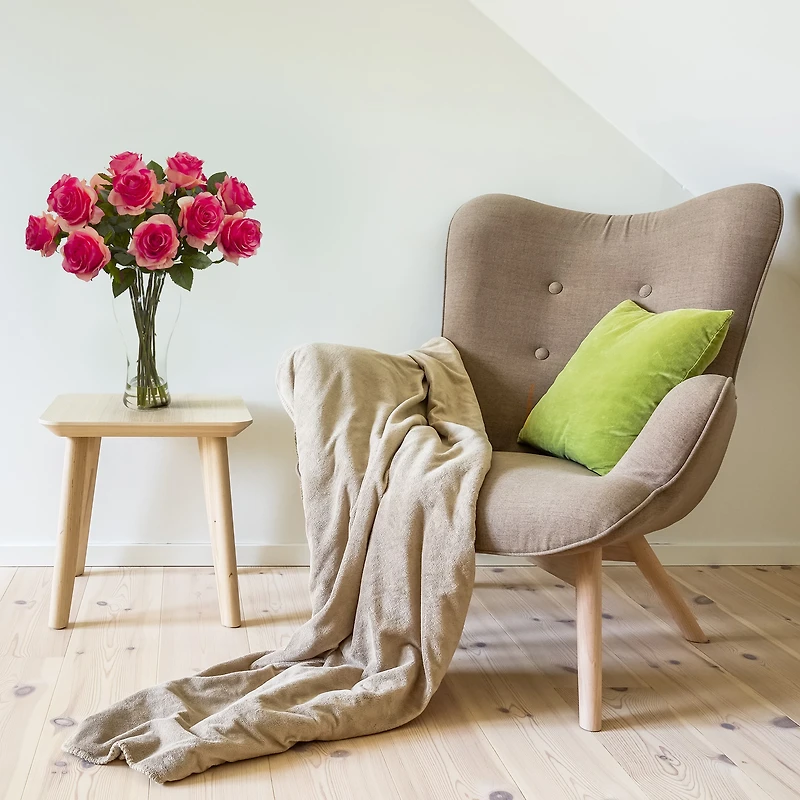 18" Blooming Dark Pink Roses in Decorative Vase