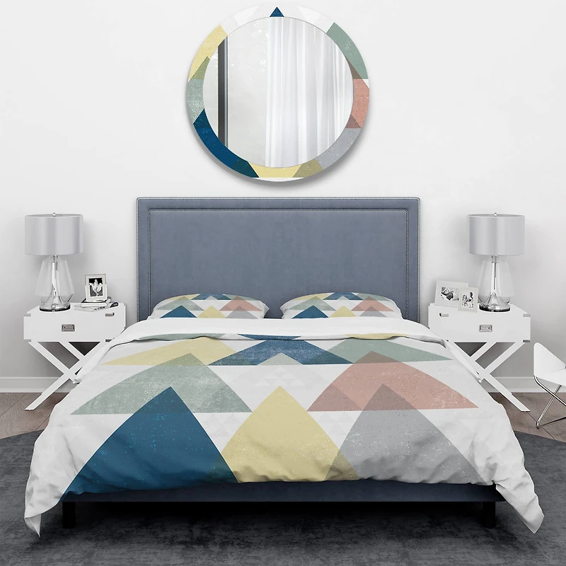 Designart 'Geometrical Composition Triangles II' Geometric Bedding Set