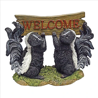 Design Toscano Something is in the Air Skunk Welcome Statue