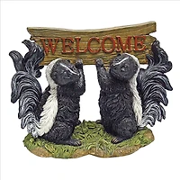 Design Toscano Something is in the Air Skunk Welcome Statue
