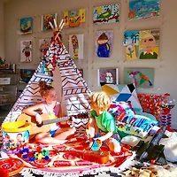 Wexel Art Single Panel Clear Acrylic Floating Wall Frame & Magnets with Silver Hardware