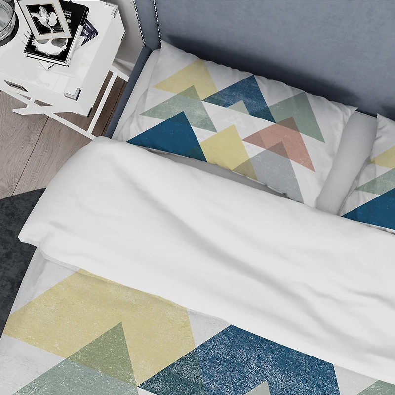 Designart 'Geometrical Composition Triangles II' Geometric Bedding Set
