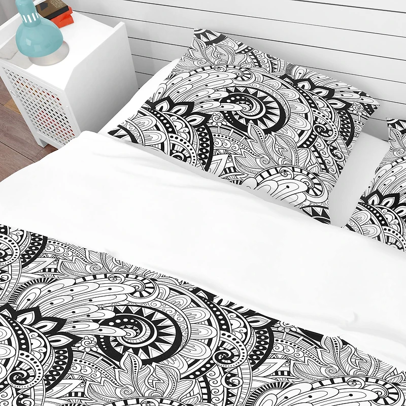 Designart 'Monochrome Abstract Floral Pattern' Bohemian & Eclectic Bedding Set