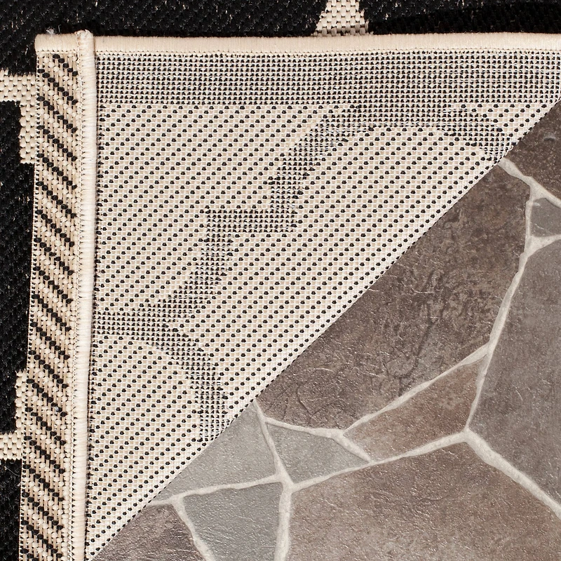 Courtyard Quatrefoil 2' X 3'-7" Accent Rug