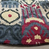 Safavieh Ikat Collection Eirann Geometric Round Area Rug