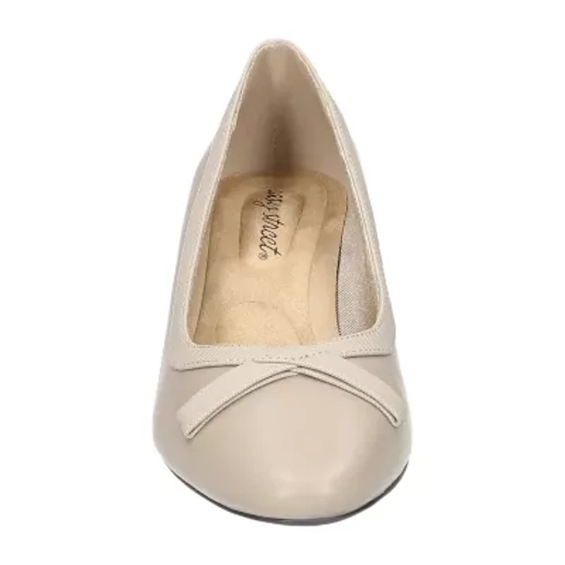 Easy Street Kata Womens Round Closed Toe Kitten Heel Pumps