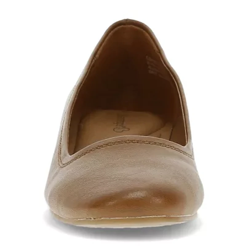 Baretraps Covette Womens Round Closed Toe Slip-On Shoe