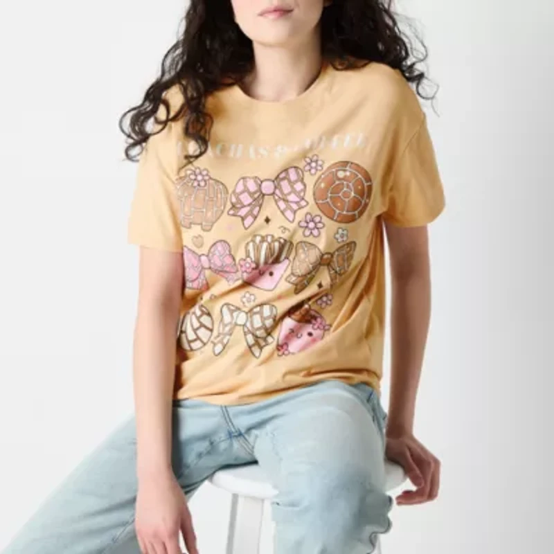 Conchas Y Cafe Boyfriend Womens Crew Neck Short Sleeve Regular Fit Juniors Graphic T-Shirt
