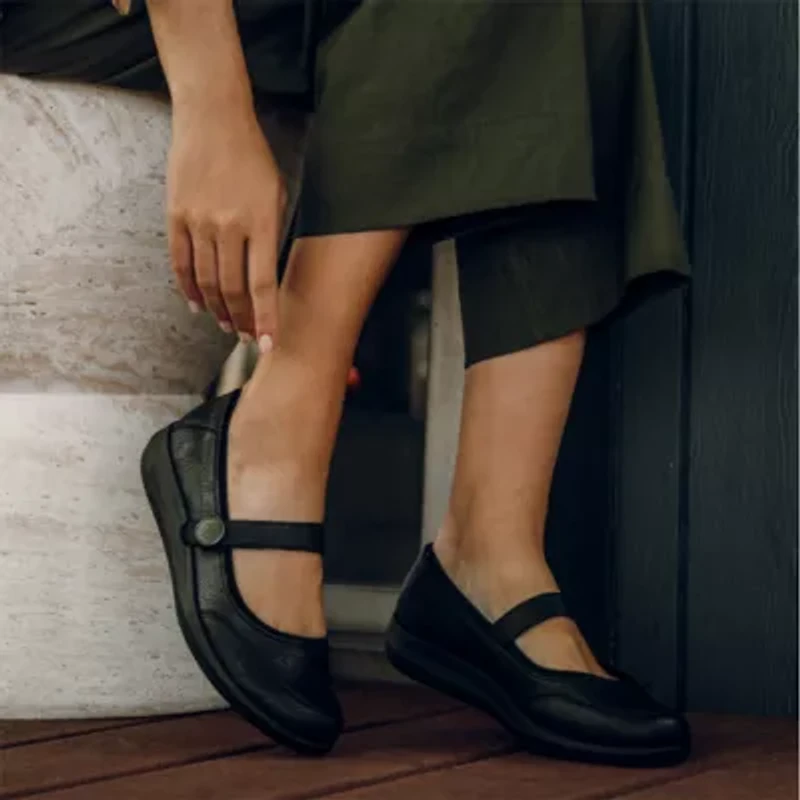 Baretraps Joesie Womens Moc Closed Toe Mary Jane Shoes