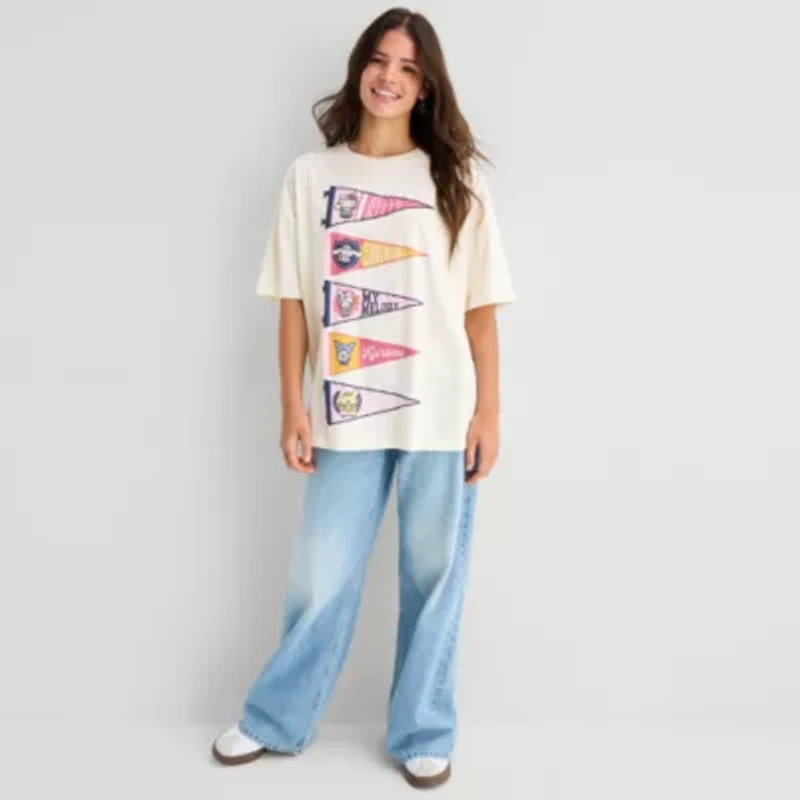 Hello Kitty Pennant Oversize Tee Womens Juniors Crew Neck Short Sleeve Oversized Graphic T-Shirt