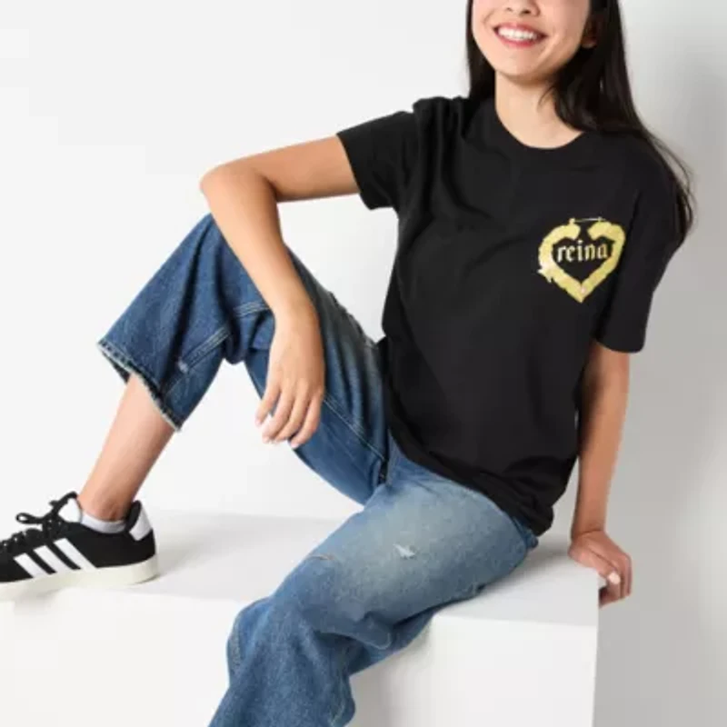 Reina Boyfriend Tee Womens Crew Neck Short Sleeve Regular Fit Juniors Graphic T-Shirt