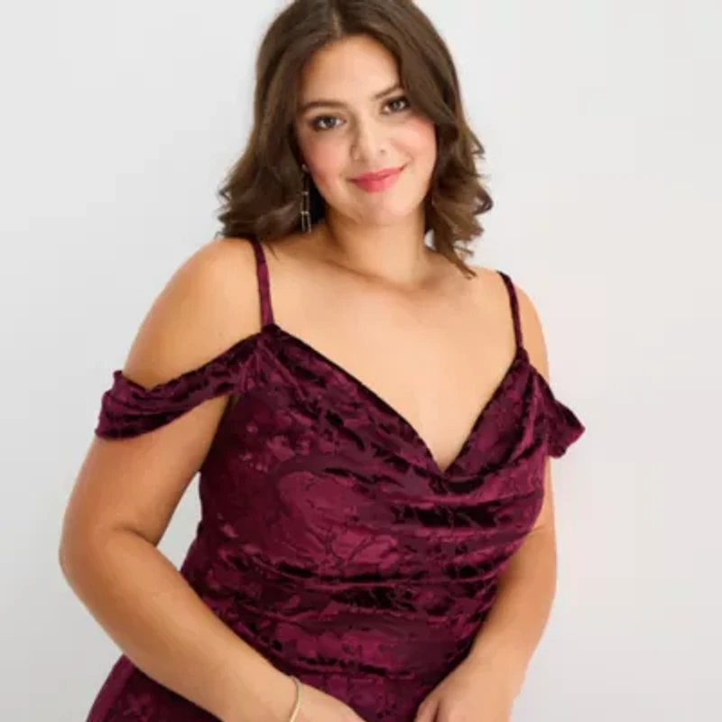 Premier Amour Womens Plus Short Sleeve Cold Shoulder Velvet Midi Sheath Dress