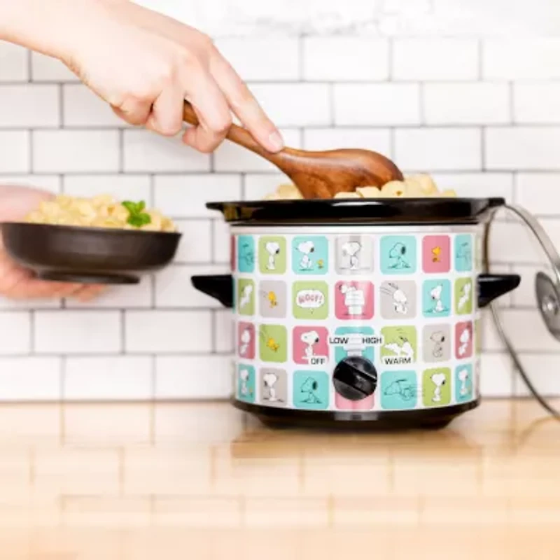 Uncanny Brands Peanuts 2 Quart Slow Cooker- Snoopy & Woodstock Appliance